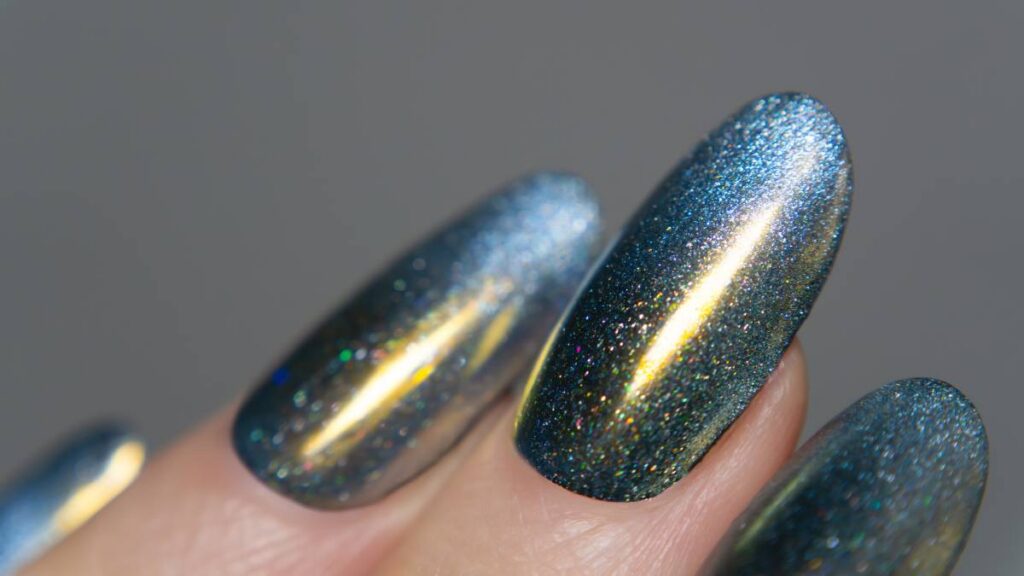 Uñas con acabado iridiscente, la tendencia ideal para Navidad 2025: 3 tutoriales