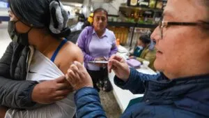 Más de 12 mil mexiquenses acuden a mega jornada de vacunación en Toluca