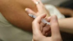 Crisis global de vacunación: OMS advierte regreso de enfermedades por desconfianza