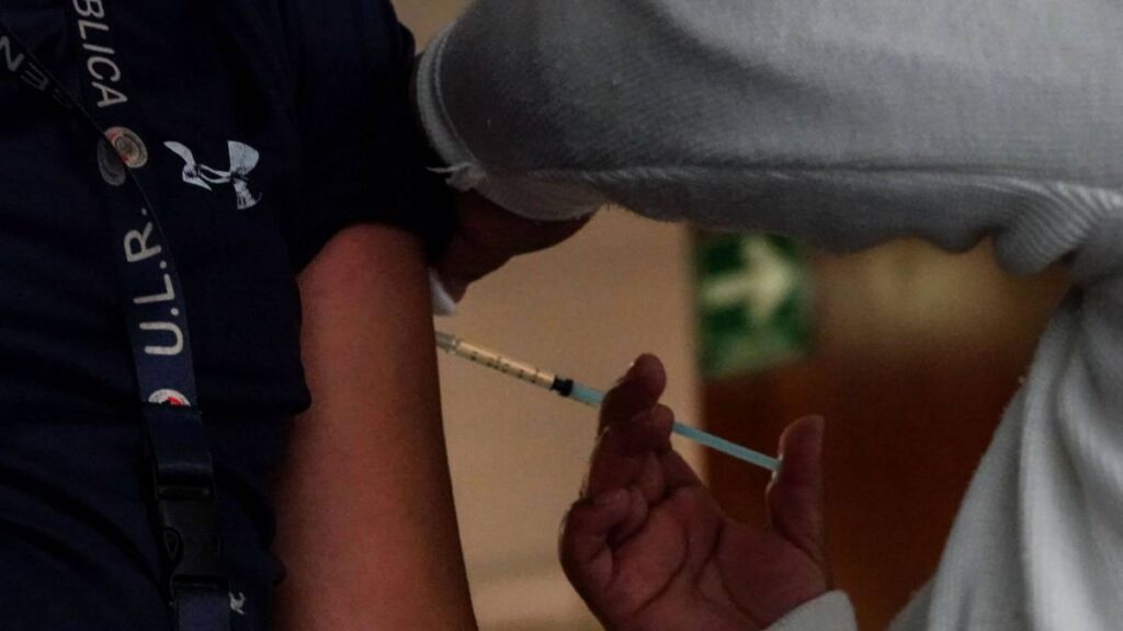 Acude a vacunarte a la UNAM, checa dónde.