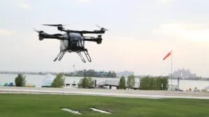 Del suelo al cielo: China lanza la primera fábrica de vehículos voladores