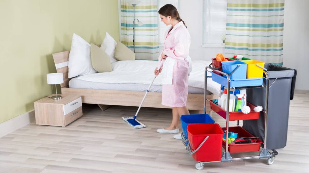 Vinagre blanco para limpiar debajo de la cama: ¿por qué funciona y cómo prepararlo?