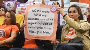 Madre irrumpe en comparecencia y acusa de omisiones al procurador interino de Hidalgo