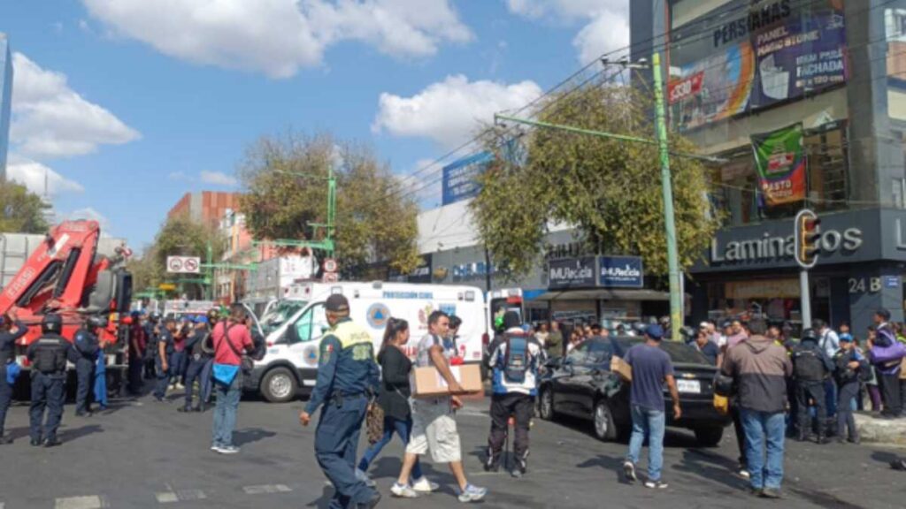 Vuelca ambulancia en Eje Central y Fray Servando en CDMX