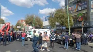 Ambulancia vuelca en Eje Central, en CDMX: imágenes