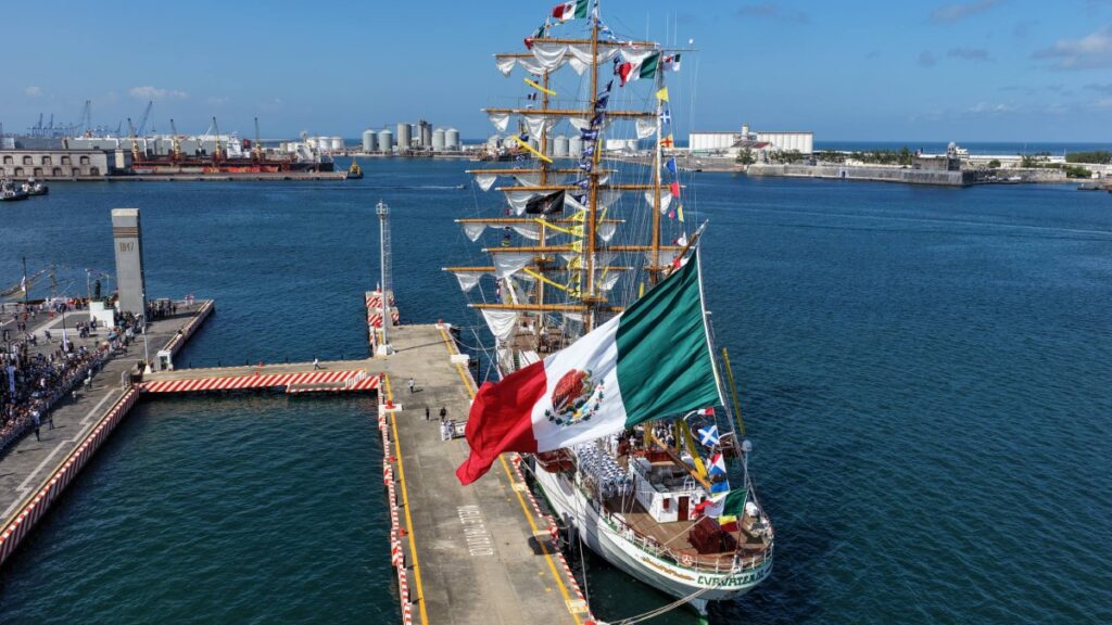 Vuelve el Buque Escuela Cuauhtémoc a Veracruz, lo recibe Sheinbaum