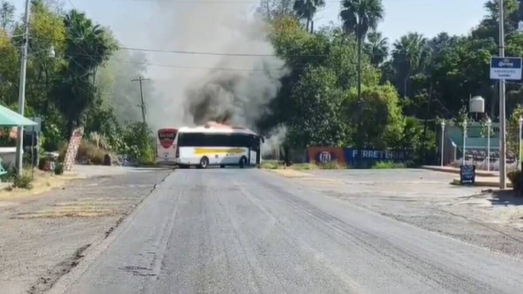 Bloqueos y balacera sacuden Michoacán a horas de cambios en Seguridad Pública