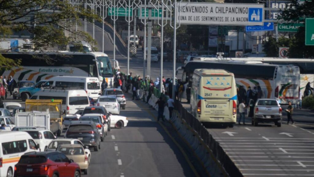 Estudiantes de la Normal Rural “Raúl Isidro Burgos” de Ayotzinapa tomaron la caseta de Palo Blanco