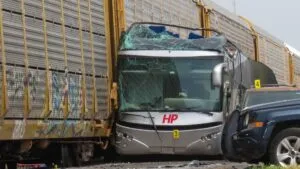 Imágenes del fuerte choque en Tejería: tren se llevó a camión de pasajeros