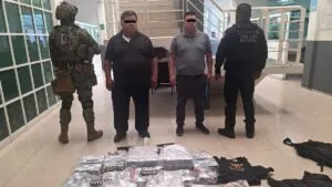 Caen dos hombres en camioneta blindada, con armas y 37 millones de pesos, en Edomex