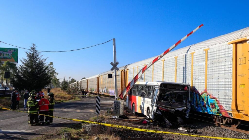 Tren impacta a tráiler en Nuevo Milenio Colima; autoridades mantienen cierre vial