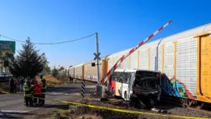 Tráiler intenta ganarle al tren y termina arrollado en Colima