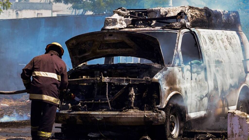 Ambulancia del IMSS se incendia en autopista Colima–Manzanillo