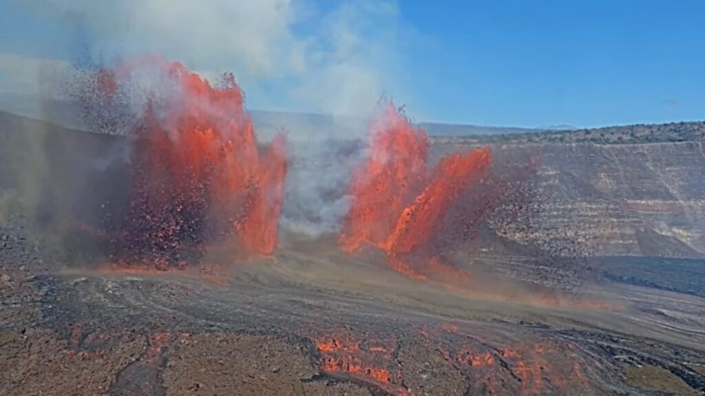 A casi un año de que entró en erupción, volcán Kilauea sorprende en Hawái con fuentes de lava