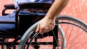 Abandonan a persona en silla de ruedas en Puebla