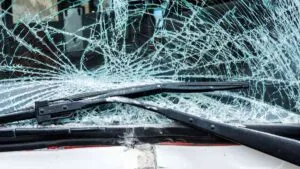 Autobús cae a barranco de 20 metros en España; hay 83 heridos