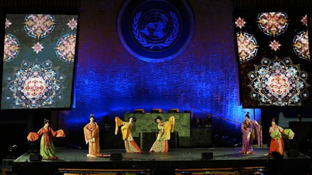 china actores lucen trajes tradicionales xinhua