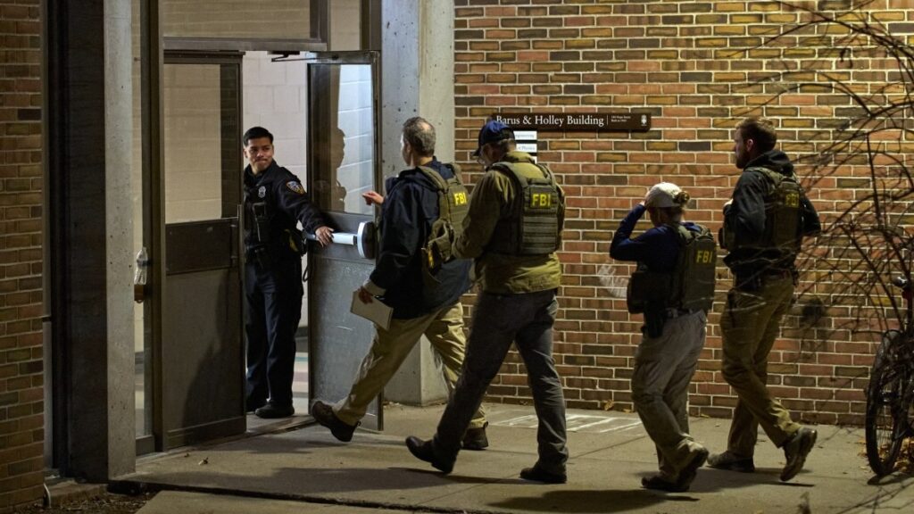 Actualizan a 9 heridos y 2 muertos el saldo del tiroteo en la Universidad Brown; agresor sigue prófugo