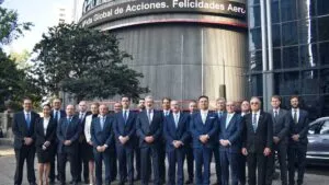 Aeroméxico vuelve a la BMV y lo celebra con el tradicional campanazo