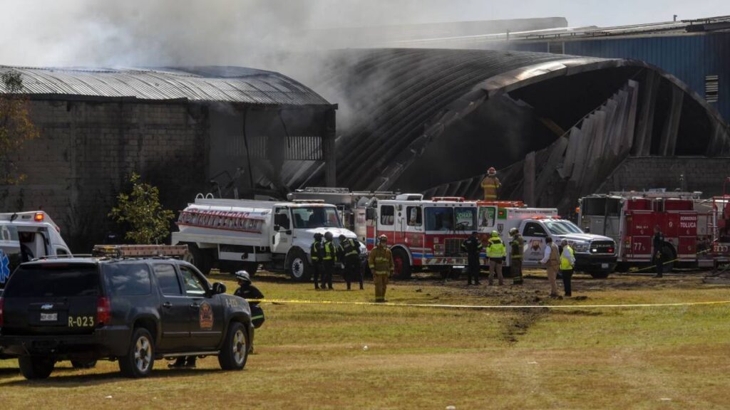 Continúan los trabajos para recuperar cuerpos de las víctimas.
