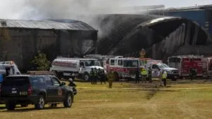 Continúan las labores de recuperación de cuerpos de víctimas, a casi 24 horas del accidente aéreo en Toluca