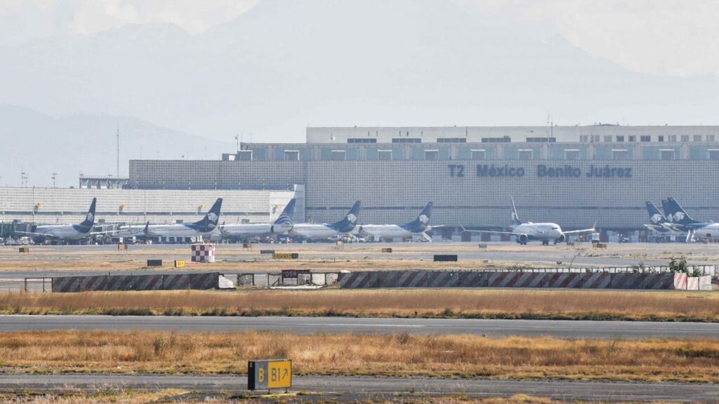 se-normalizan-aterrizajes-y-despegues-en-el-aicm-tras-banco-de-neblina