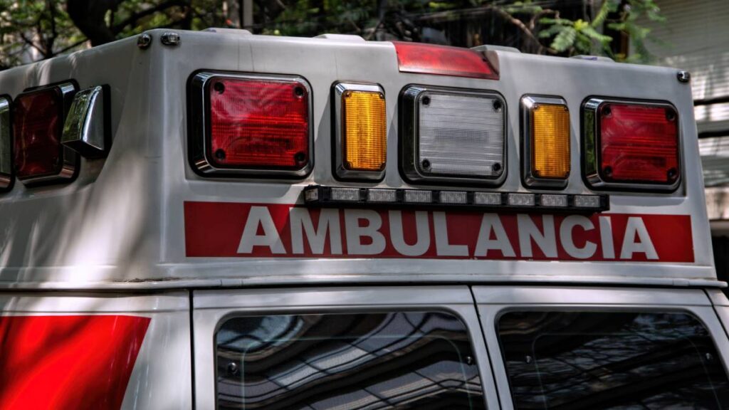 IMSS reprueba uso indebido de ambulancia.