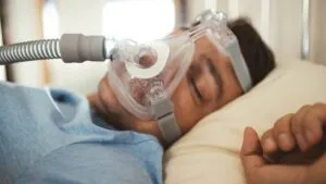 Apnea del sueño sin tratar puede duplicar el riesgo de desarrollar Parkinson, revela estudio