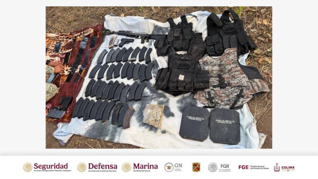 Equipo táctico, armas y cartuchos asegurados.