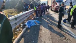 Embisten a peregrinos ciclistas en la México-Puebla; hay un muerto