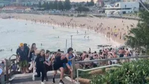 Sube a 16 el balance de muertos por tiroteo durante festividad judía en playa de Australia
