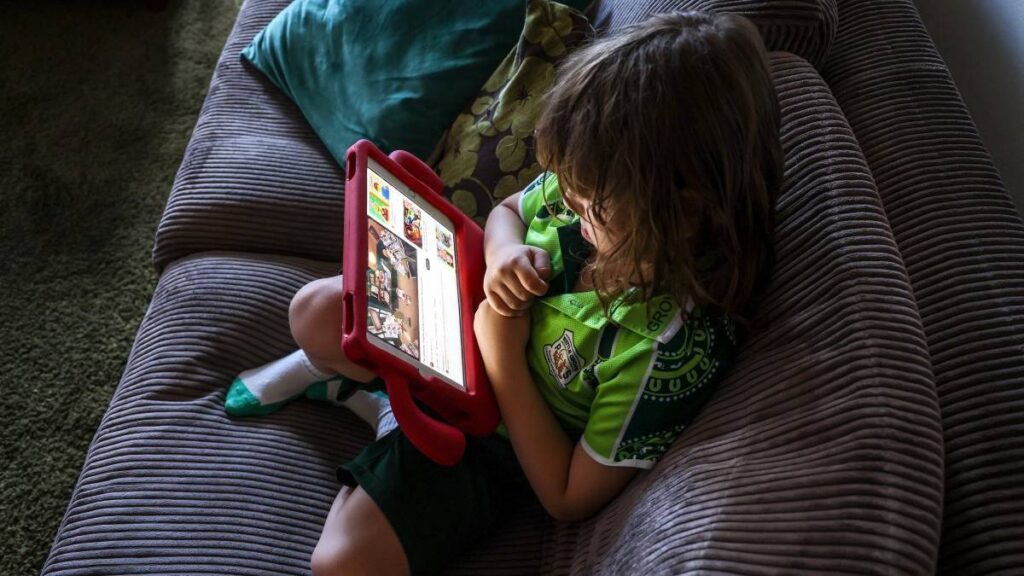 Entra en vigor: Australia bloquea redes sociales a menores con nueva tecnología