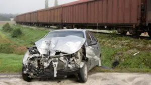 Auto intenta ganarle, pero tren se lo lleva en Amozoc, Puebla