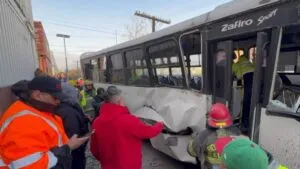 Autobús intenta ganarle al tren y es arrastrado varios metros en Coahuila; hay 11 heridos