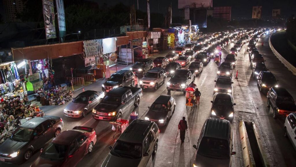 Advierten posibles sanciones en Texas a autos con placas vencidas; recomiendan regularizar antes de viajar.