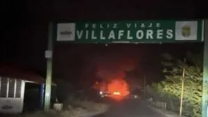 Arden autos: enfrentamientos provocan narcobloqueos en Villaflores, Chiapas