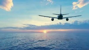 Impacta video: avioneta se estrella en el mar frente a turistas en Copacabana; muere piloto