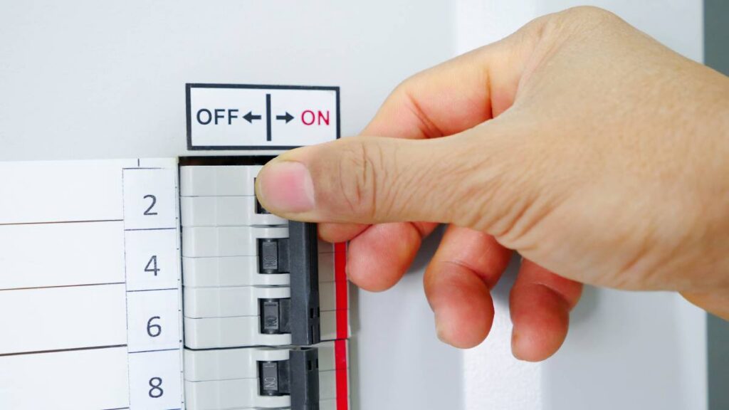 Bajar el switch de la casa al salir de vacaciones: ¿es bueno o malo? Expertos responden