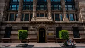 Tasa de interés baja a 7% tras nuevo recorte de Banxico