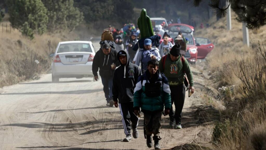 Peregrinos cruzan caminos difíciles para llegara la Basílica.