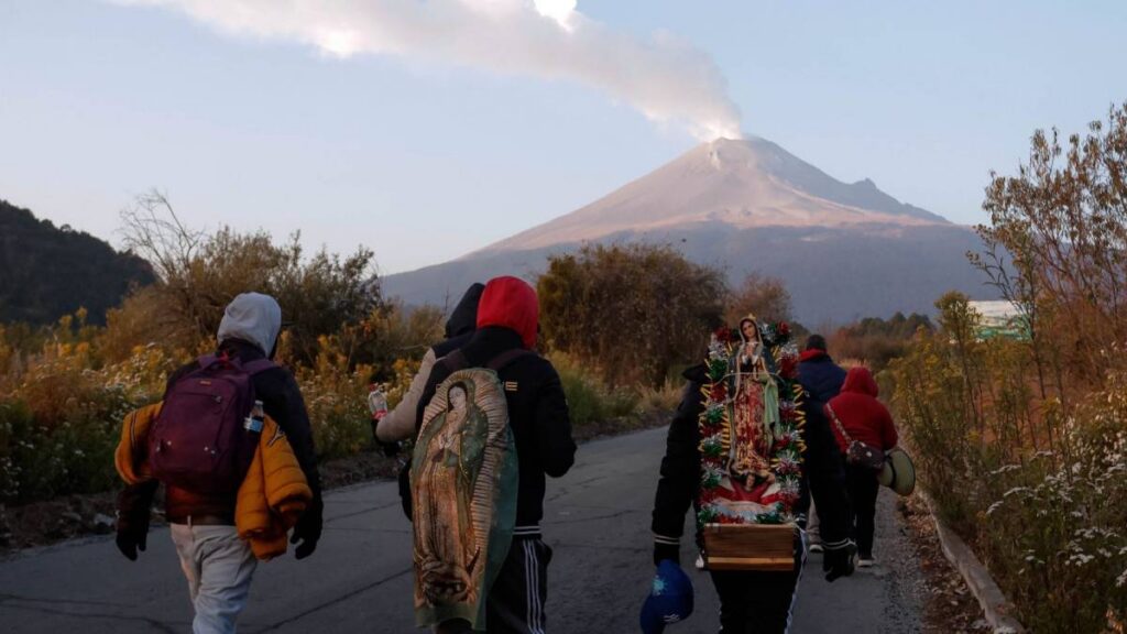 Peregrinos cargan vírgenes gigantes para cruzar el Popocatépetl.
