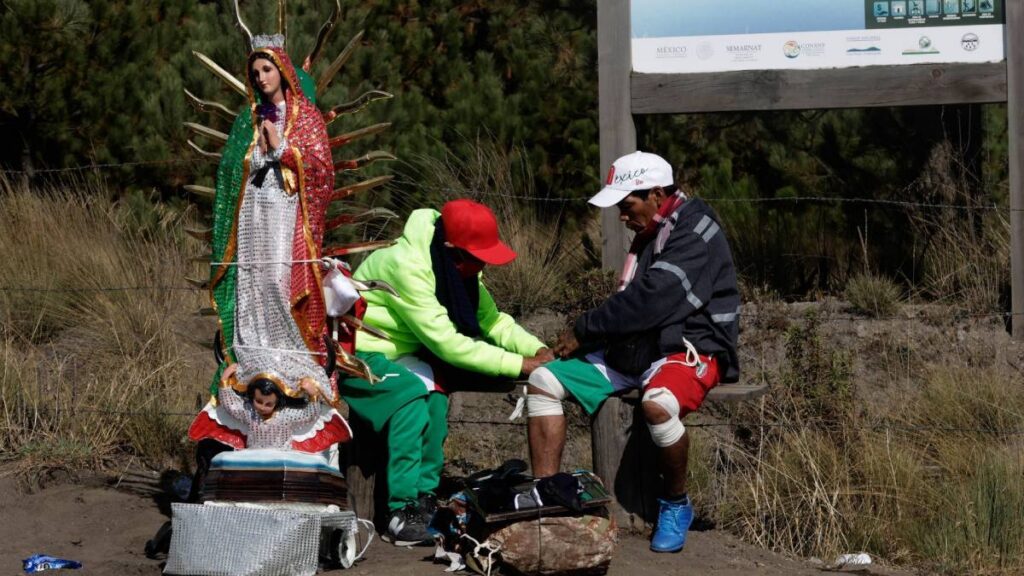Peregrinos se vendan rodillas y descansan camino a la Basílica.