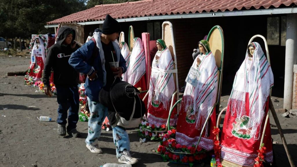 Vírgenes gigantes cruzan el Popo con los peregrinos.