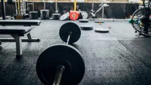 Fatal accidente en gimnasio: barra cae sobre hombre y muere