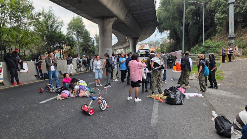 Manifestantes bloquean la México–Cuernavaca en el km 20 por protesta contra la gentrificación y el uso de pozos de agua.