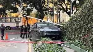 Camioneta Tesla se estrella junto a condominio en Polanco; tiene valor de más de 800 mil pesos
