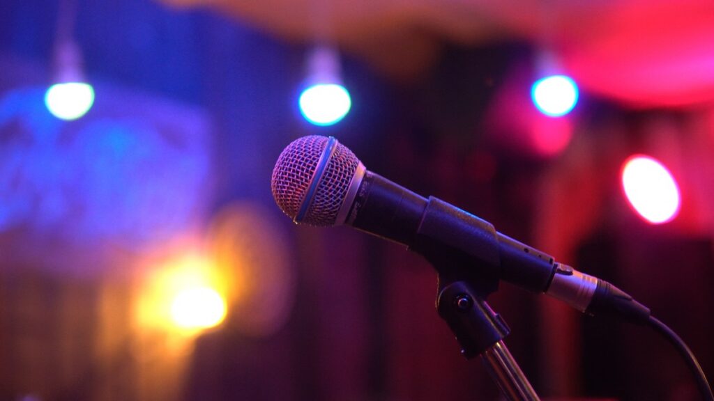 VIDEO: Cantante peruano sufre descarga eléctrica en pleno concierto