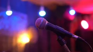 VIDEO: Cantante peruano sufre descarga eléctrica en pleno concierto