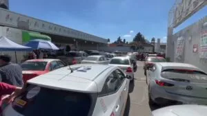 Caos por último día para la verificación vehicular: largas filas entorpecieron el tránsito en Toluca