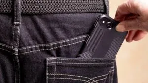 Captan a polis de CDMX robando a automovilista que se quedó dormido